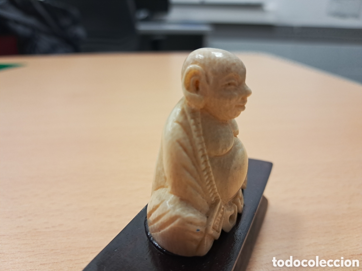 Otros objetos de arte: Netsuke tallado en marfil sobre peana madera - Foto 2