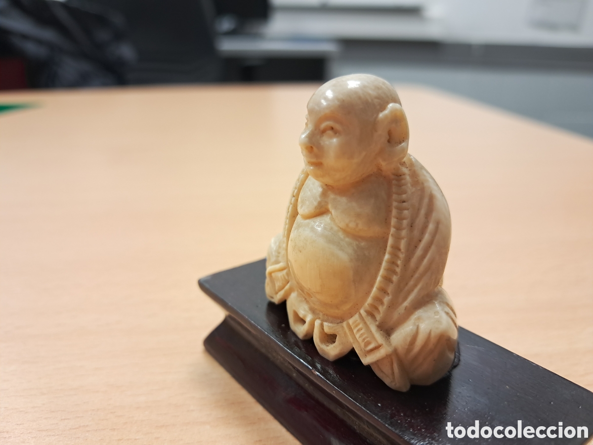 Otros objetos de arte: Netsuke tallado en marfil sobre peana madera - Foto 3