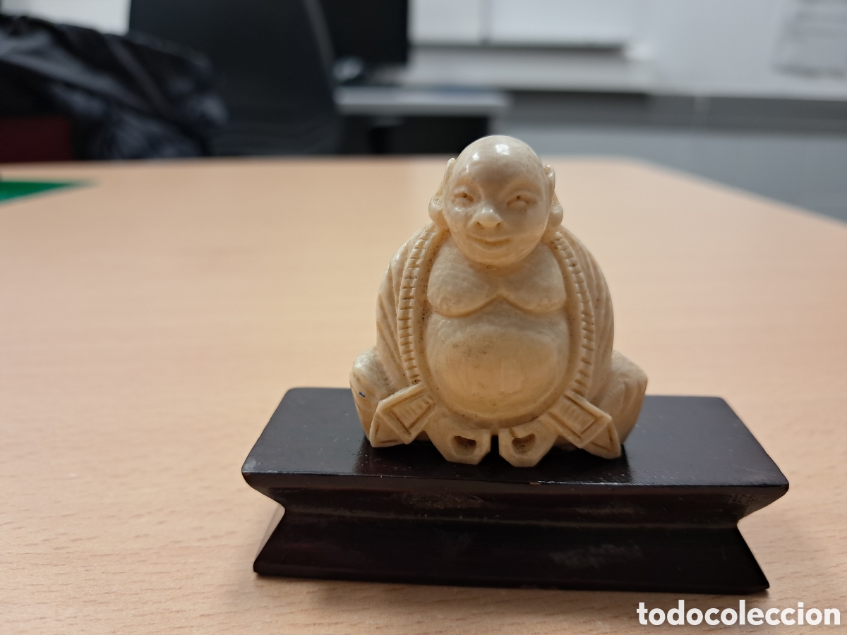 Otros Objetos de Arte: Netsuke tallado en marfil sobre peana madera