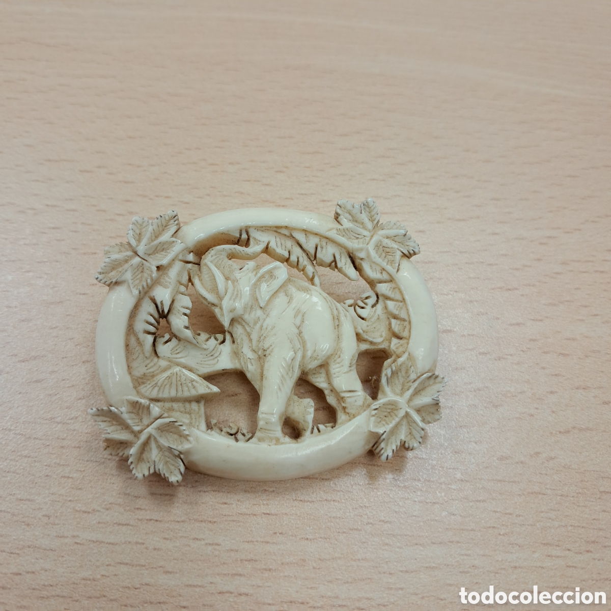 Otros Objetos de Arte: Broche tallado en hueso o marfil con elefante