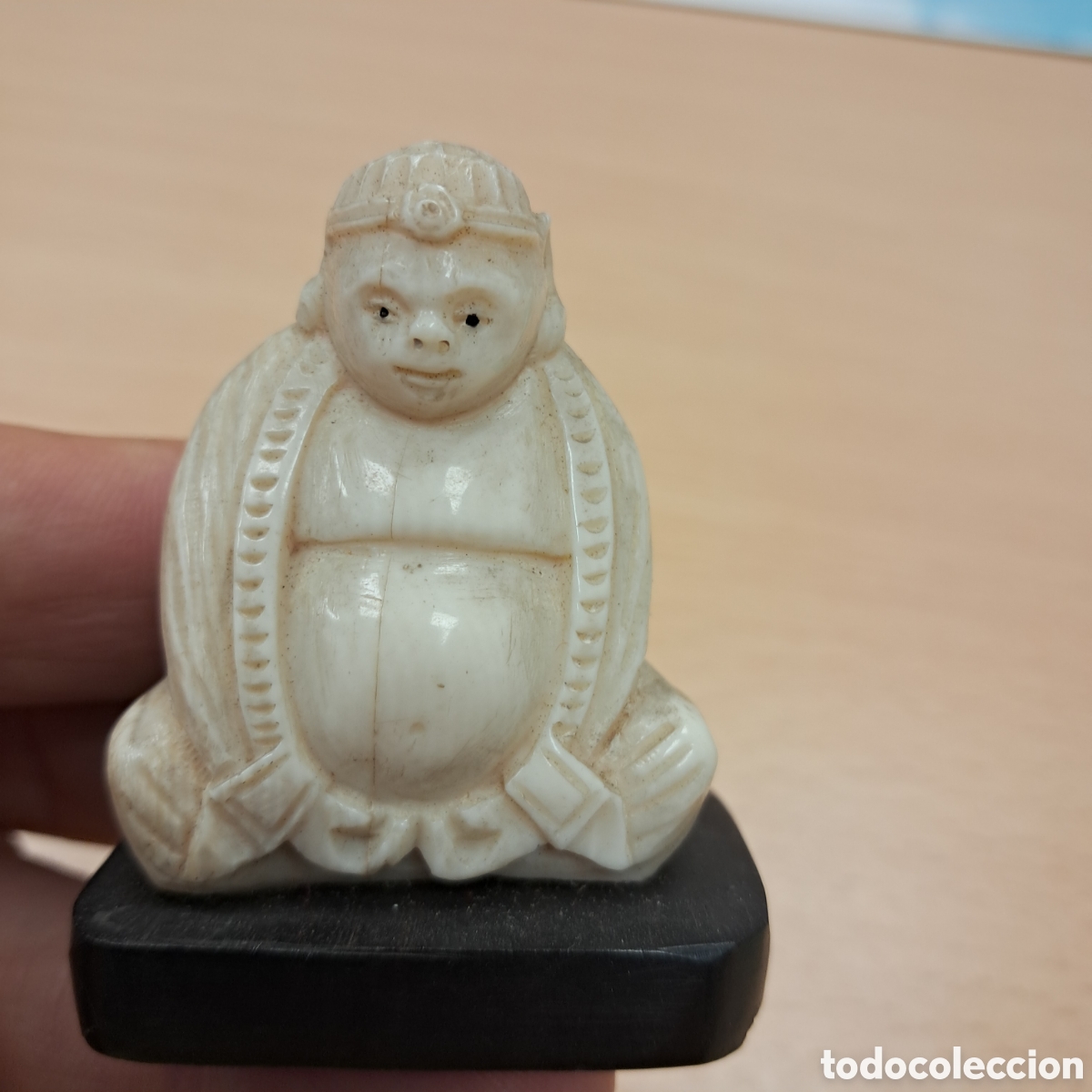 Otros Objetos de Arte: Buda en marfil o hueso en peana, ojos pintados
