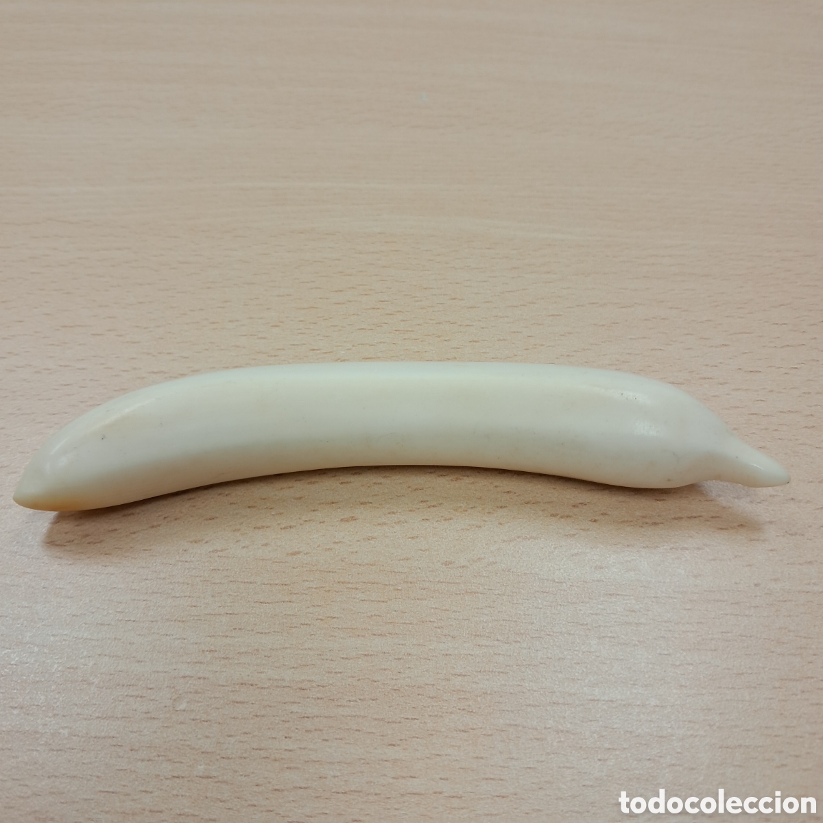 Otros Objetos de Arte: Amuleto en marfil.con forma.de.colmillo o pene