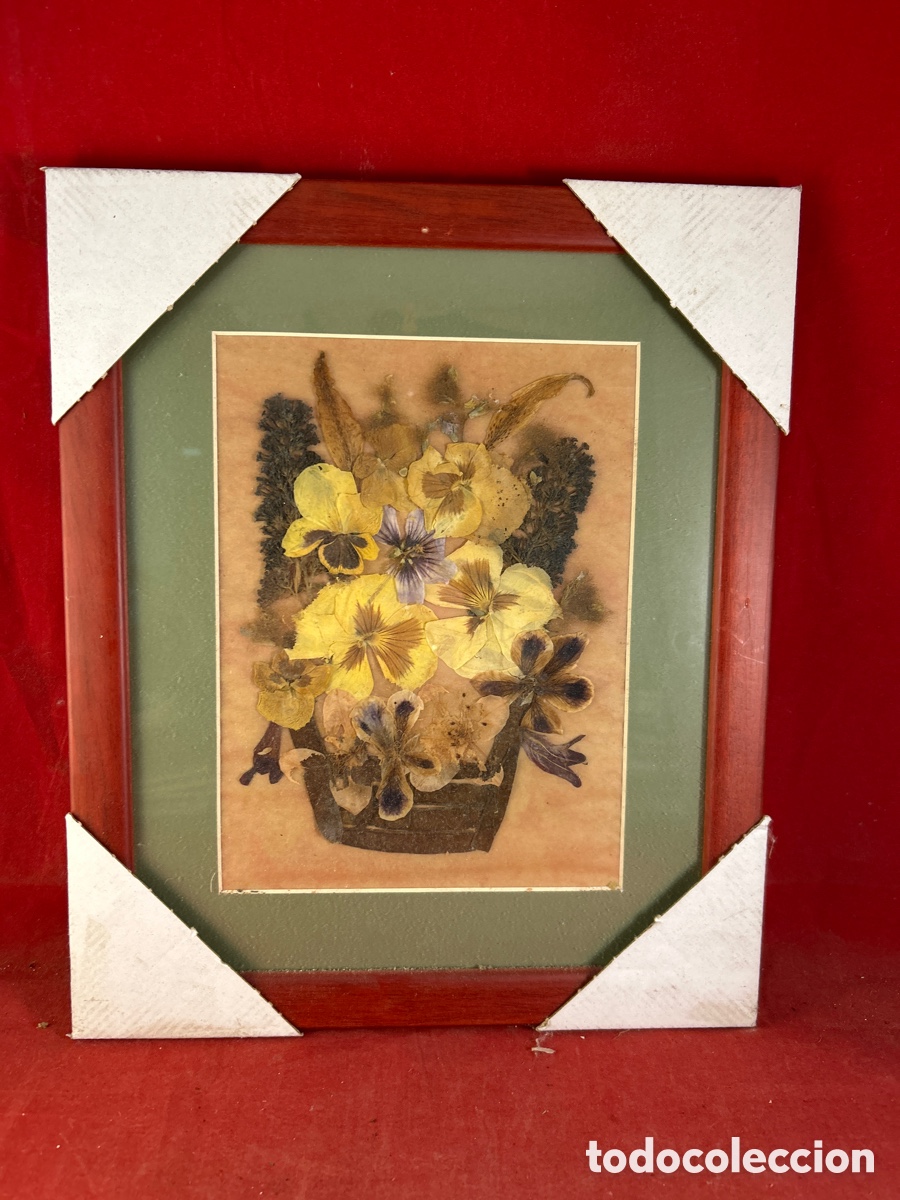 Art: composici&oacute;n de flores secas prensadas en un ramo dentro de una cesta