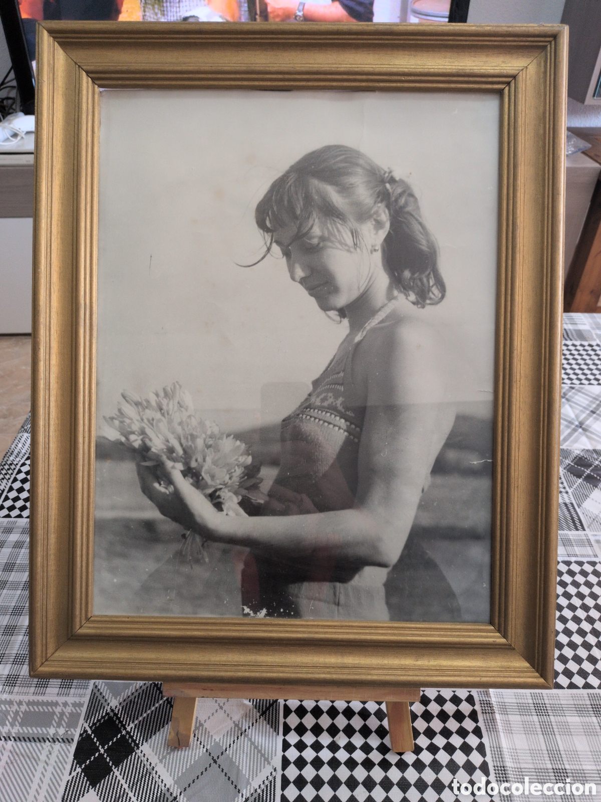 Art: Cuadro Vintage: Fotograf&iacute;a Retro de Mujer con Flores en Marco Cl&aacute;sico Oro y cristal