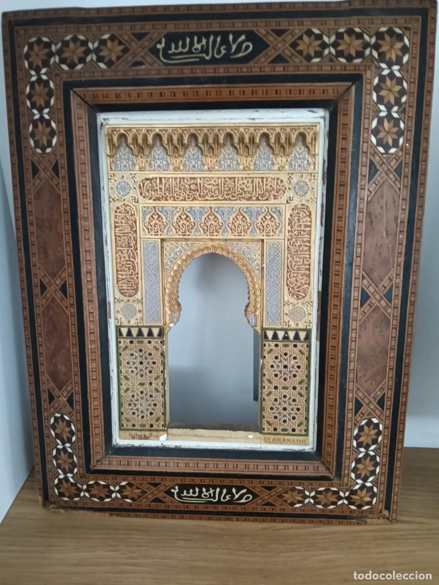 Otros Objetos de Arte: Granada interior de la Alhambra. Yeso policromado con marco de taracea. Rafael Rus