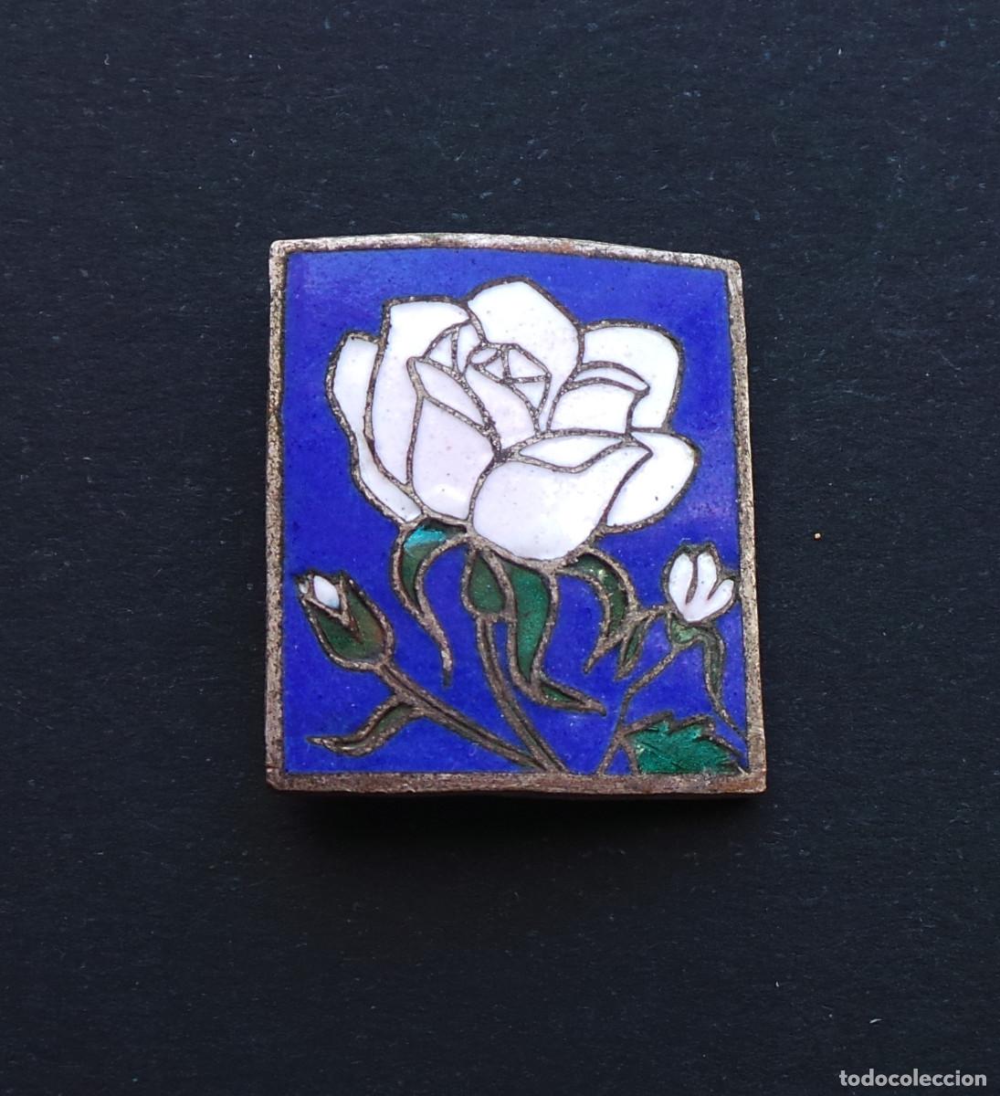 Other art objects: ESMALTE AL FUEGO. DISE&Ntilde;O ROSA BLANCA Y CAPULLOS SOBRE UN FONDO AZUL INTENSO. .2,3X2.