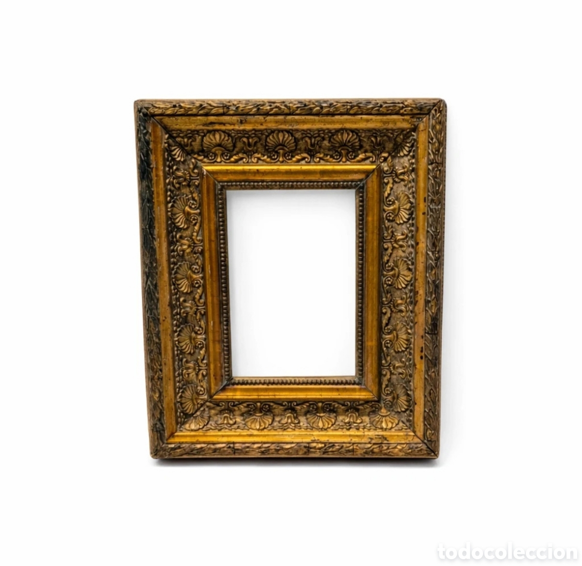 Otros Objetos de Arte: Marco antiguo dorado siglo XIX madera tallada y pan de oro (27&times;23 cm)