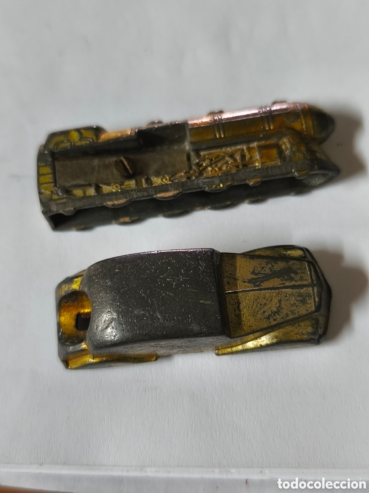 Otros Objetos de Arte: SACAPUNTAS ANTIGUOS DALIA: COCHE Y LOCOMOTORA.