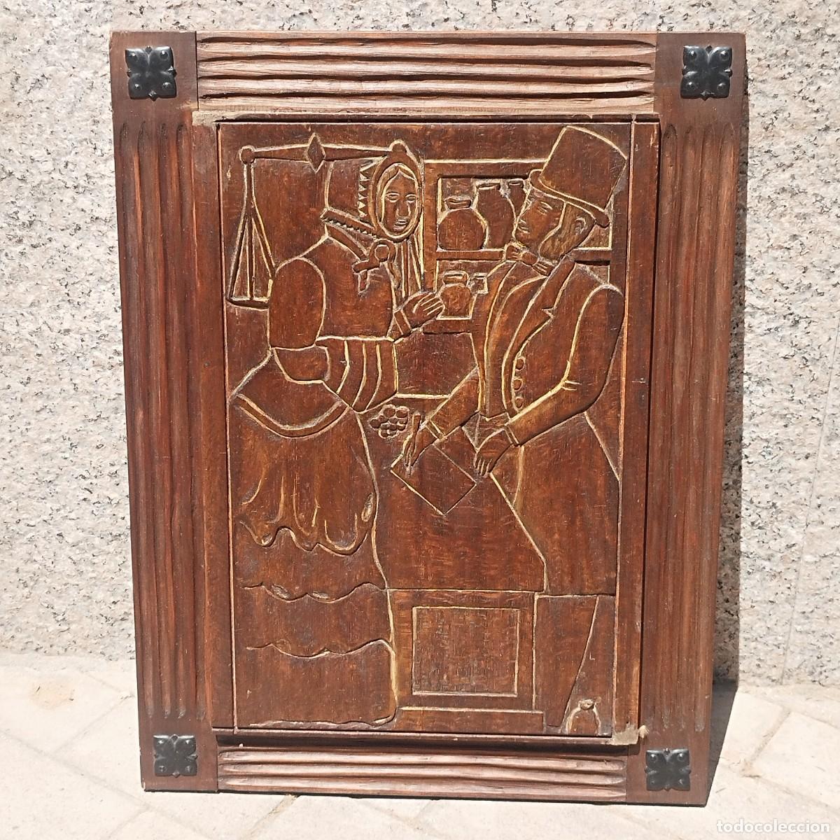 Otros Objetos de Arte: CUADRO MADERA TALLADA - REPRESENTACION SIGLO XIX DE BANQUERO CON SE&Ntilde;ORA Y BALANZA - BANCO SABADELL -
