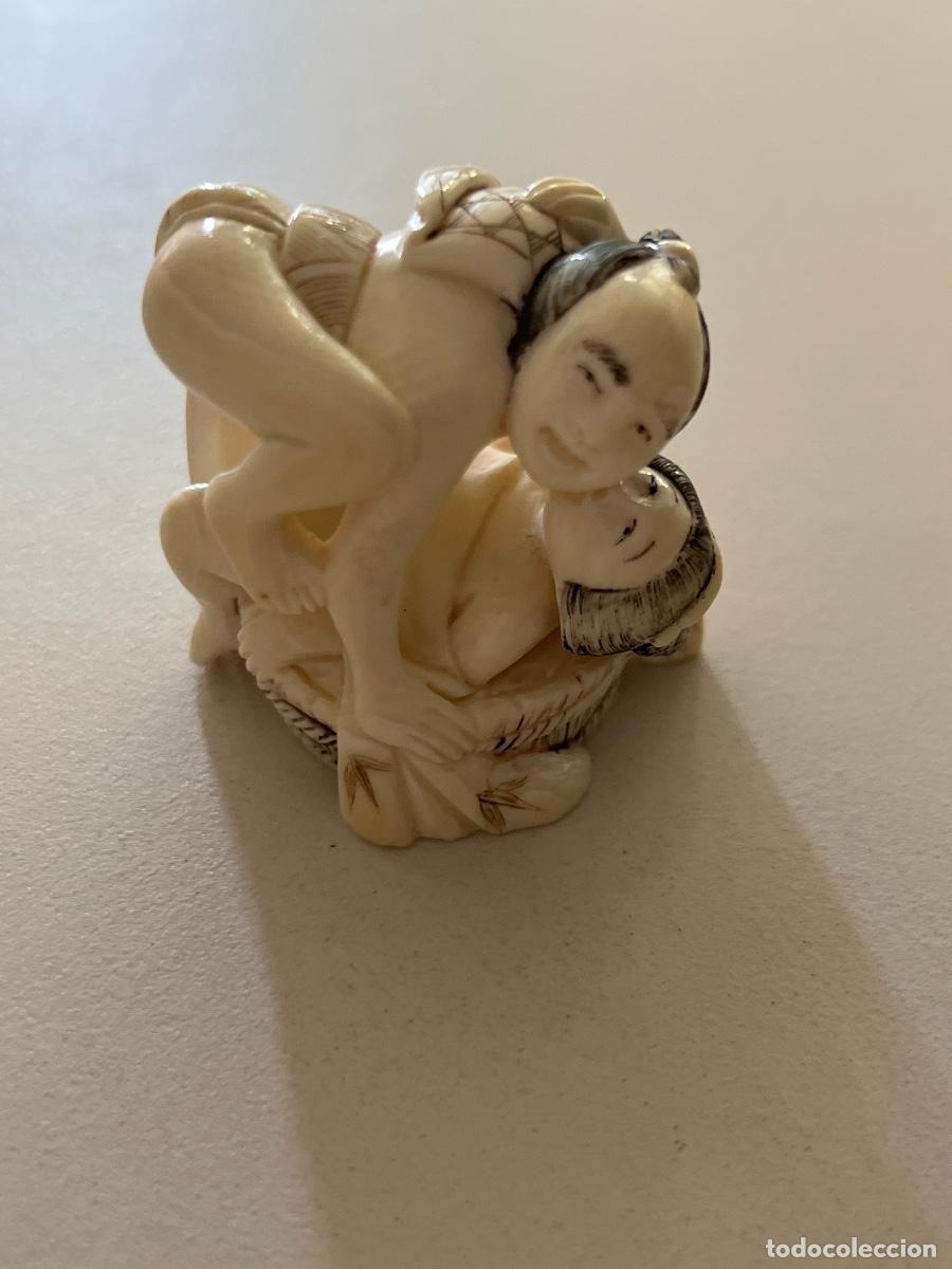 Otros Objetos de Arte: Figuras Netsuke de pareja er&oacute;tica.