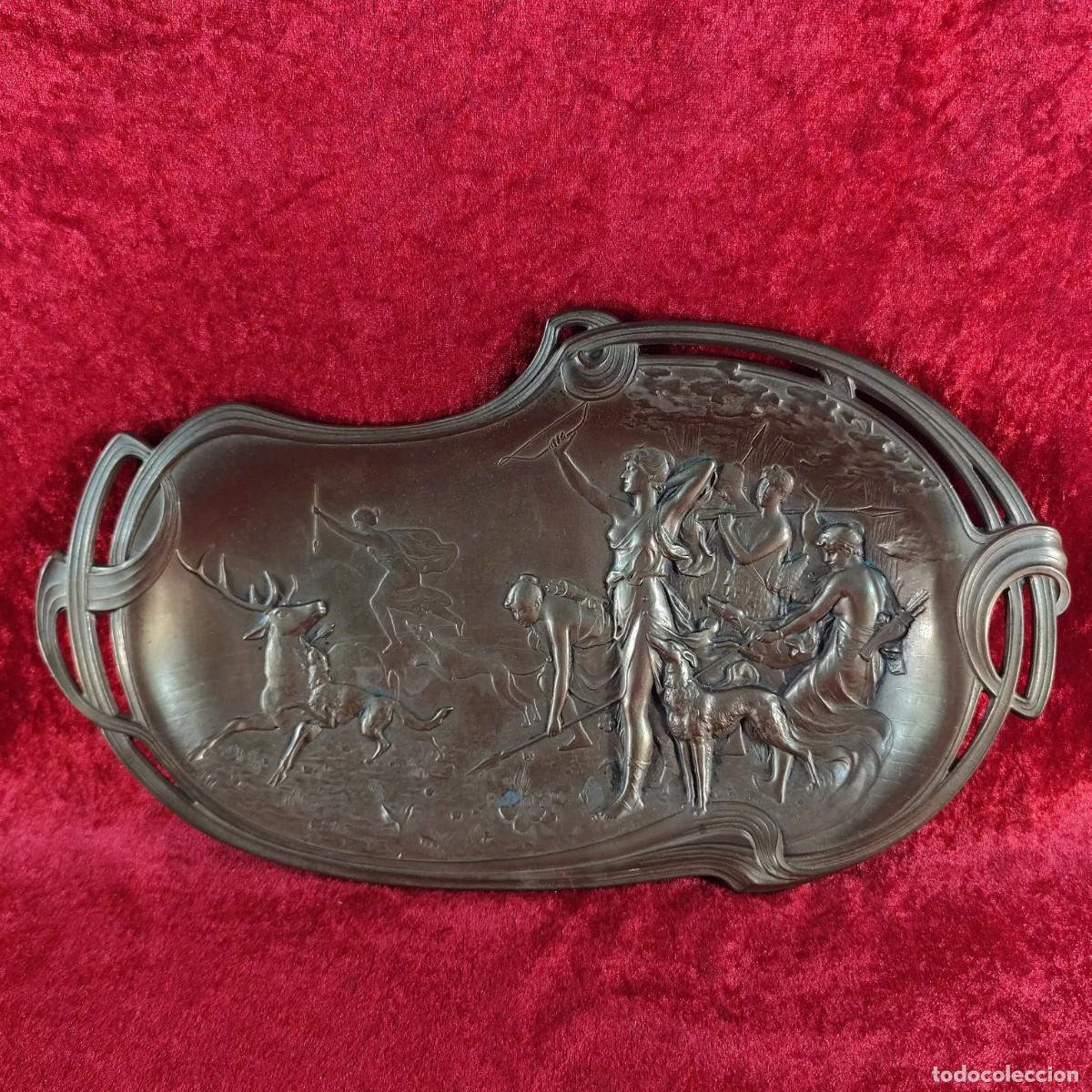 Otros Objetos de Arte: PRECIOSA BANDEJA CENTRO MODERNISTA - ALEGOR&Iacute;A A LA CAZA - SE PUEDE COLGAR - 41 X 23 CM