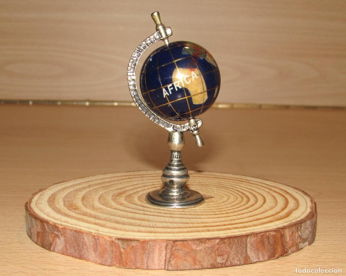 Otros Objetos de Arte: Bola del mundo globo terr&aacute;queo giratorio miniatura plata lapisl&aacute;zuli y piedras minerales sello