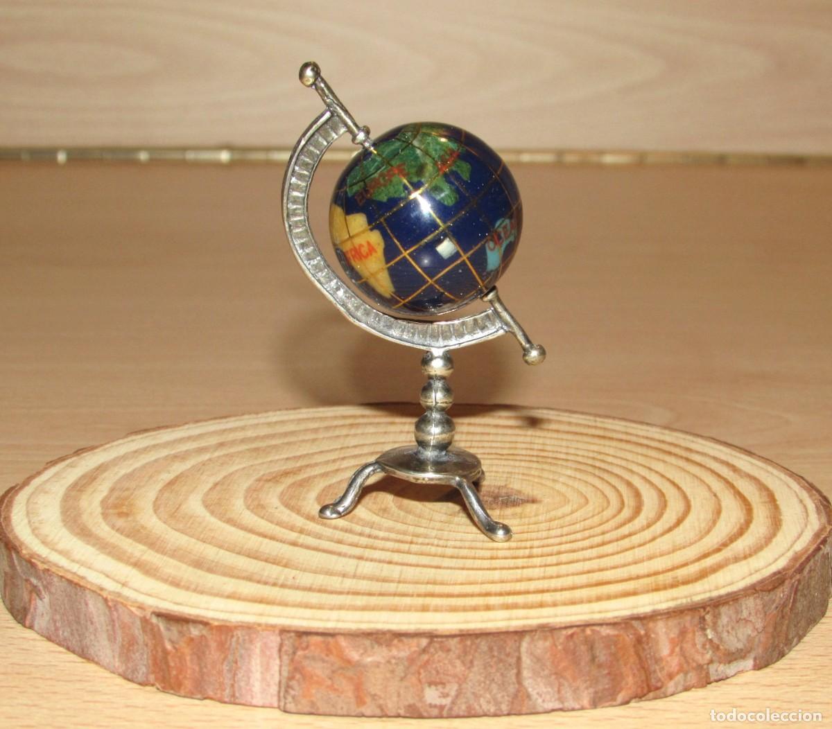 Otros Objetos de Arte: Bola del mundo globo terr&aacute;queo giratorio miniatura plata sin sello lapisl&aacute;zuli y piedras minerales