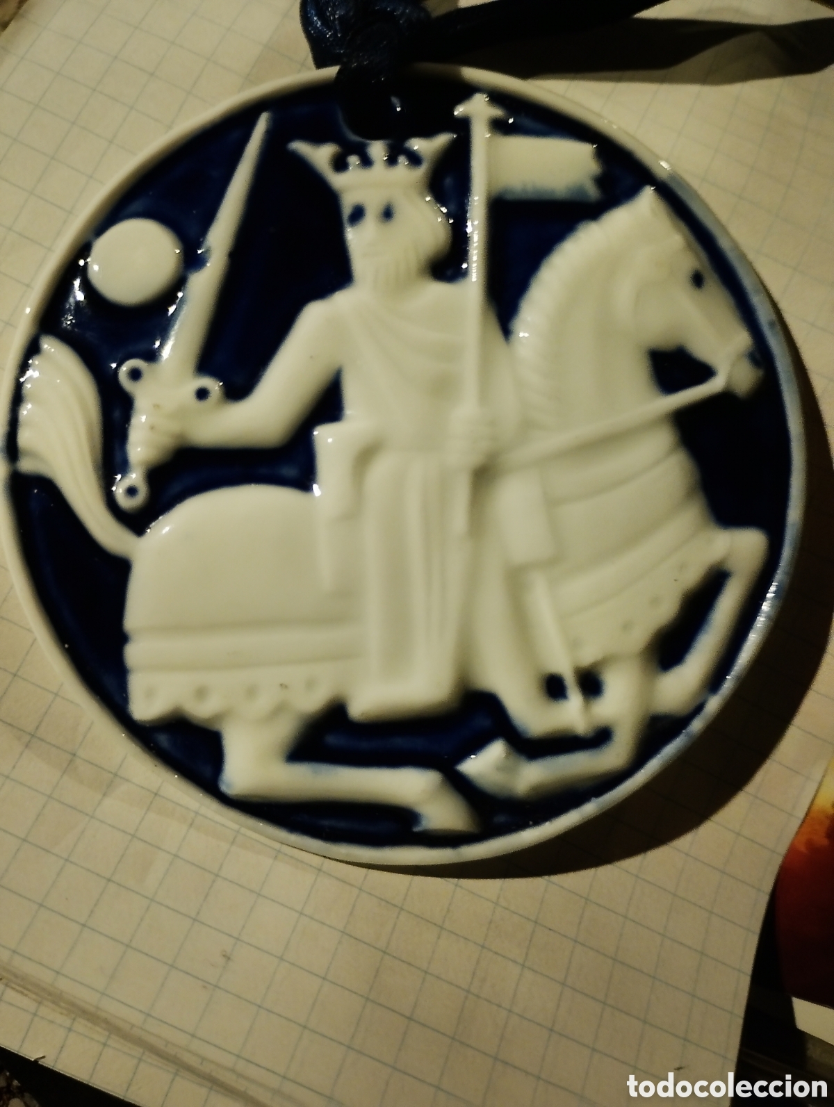 Otros Objetos de Arte: Medalla Amuleto porcelana SARGADELOS-.Caballero azul cobalto Inscripci&oacute;n CASTELAO(COMO NUEVA).