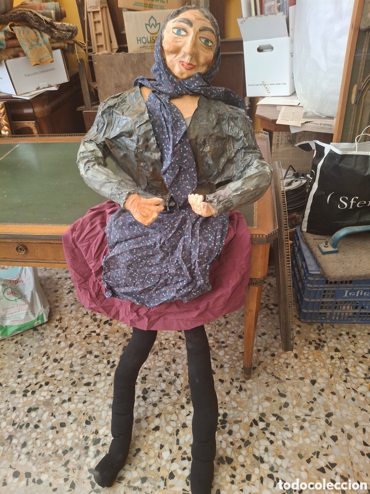 Otros Objetos de Arte: Casta&ntilde;era realizada en papel mach&eacute;.