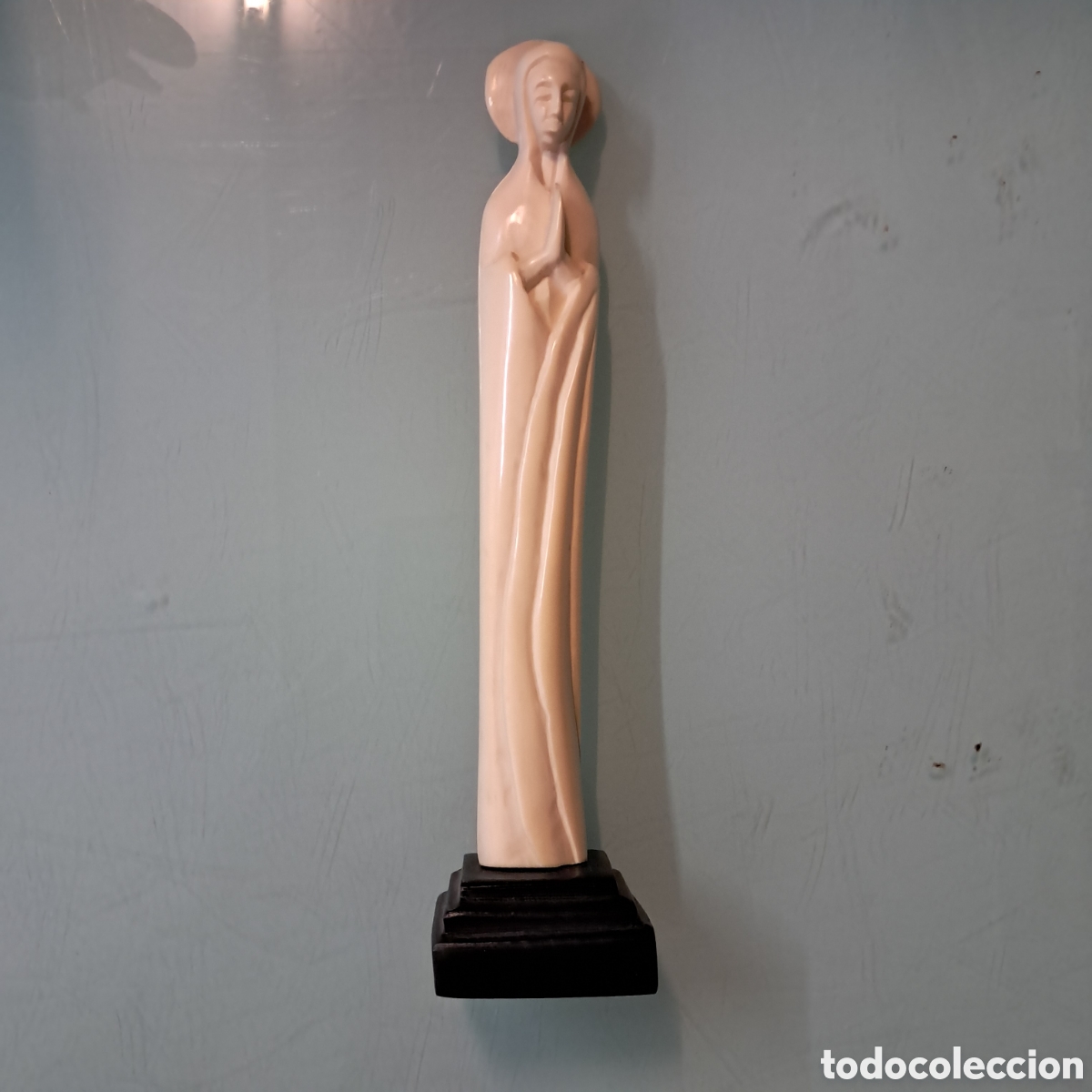 Otros Objetos de Arte: Virgen Maria estilizada sobre peana tallada en marfil