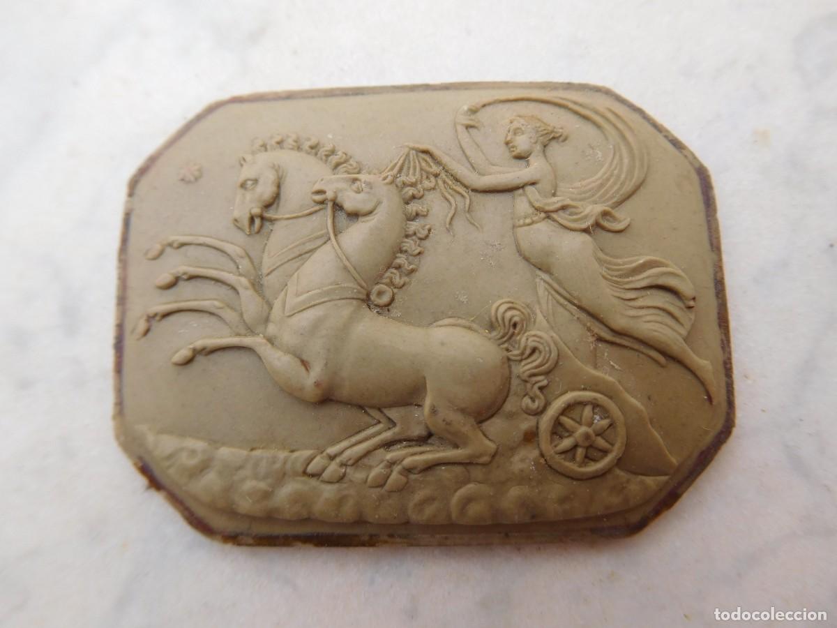 Otros Objetos de Arte: Bajorrelieve antiguo de lava tallada escena mitol&oacute;gica la biga de Aurora