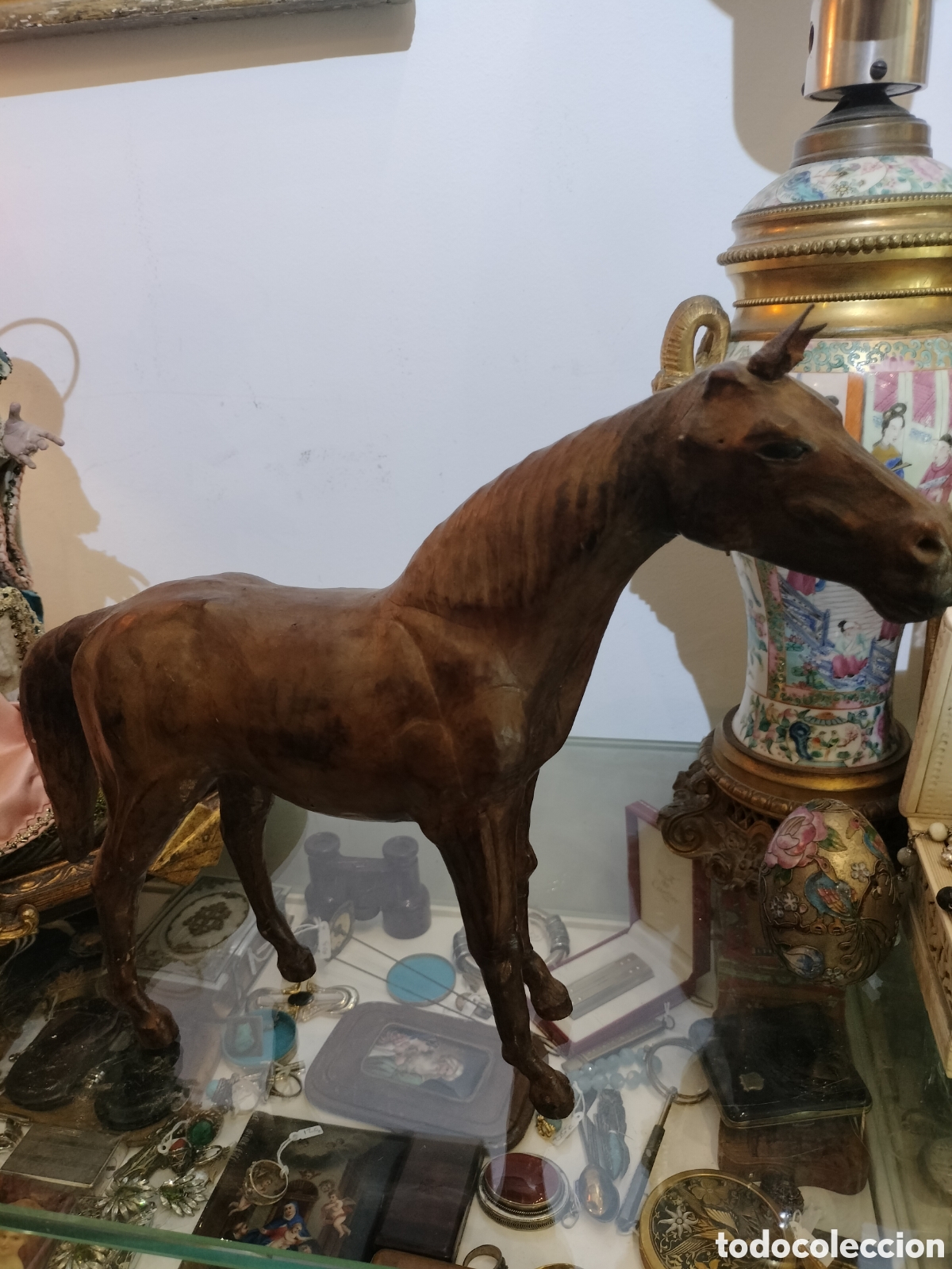 Otros Objetos de Arte: Figura de caballo, hecha en piel. S. XX.