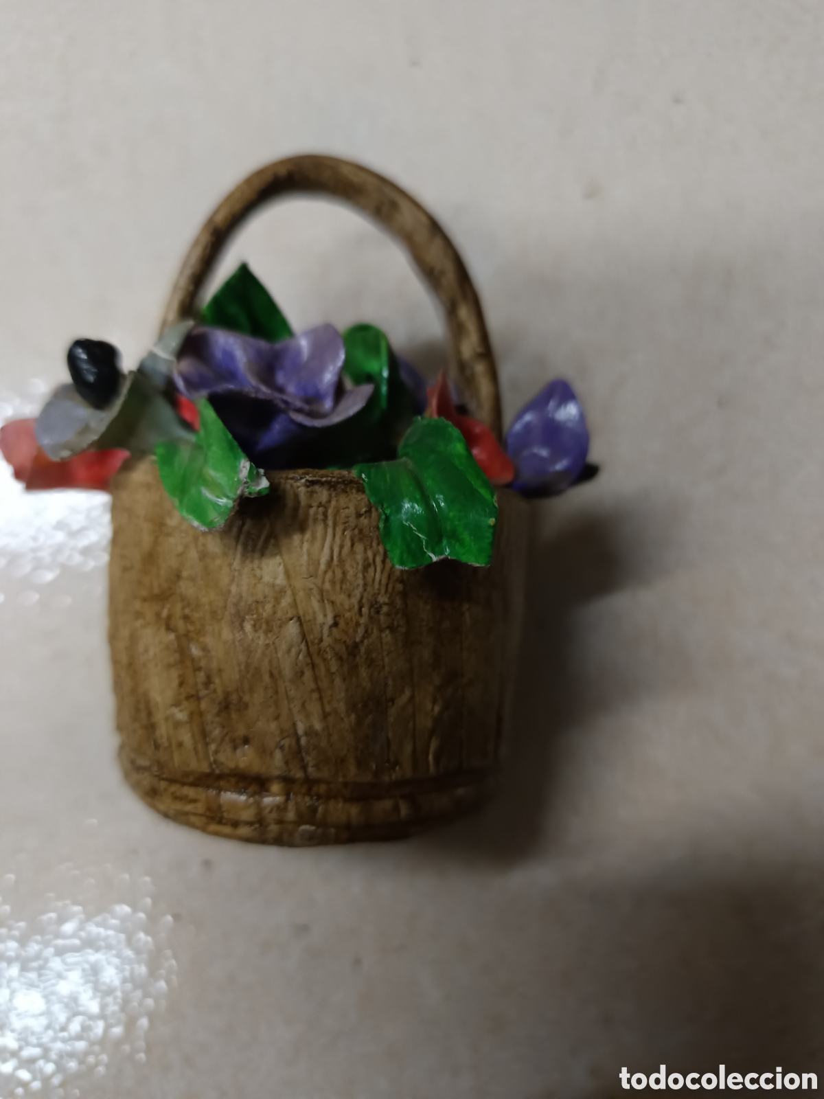 Otros Objetos de Arte: Figurita de cesta con flores