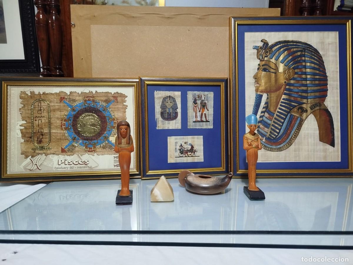 Otros Objetos de Arte: Lote de decoraci&oacute;n egipcia vintage &ndash; 3 cuadros enmarcados + figuras