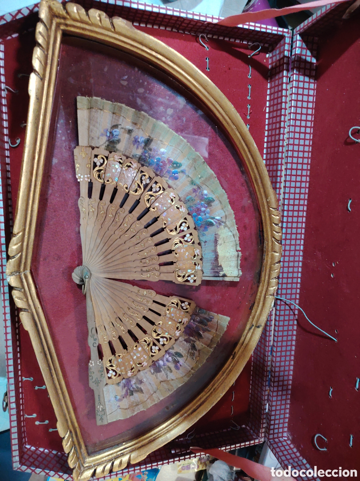 Otros objetos de arte: Antiguo abanico de madera con abaniquera