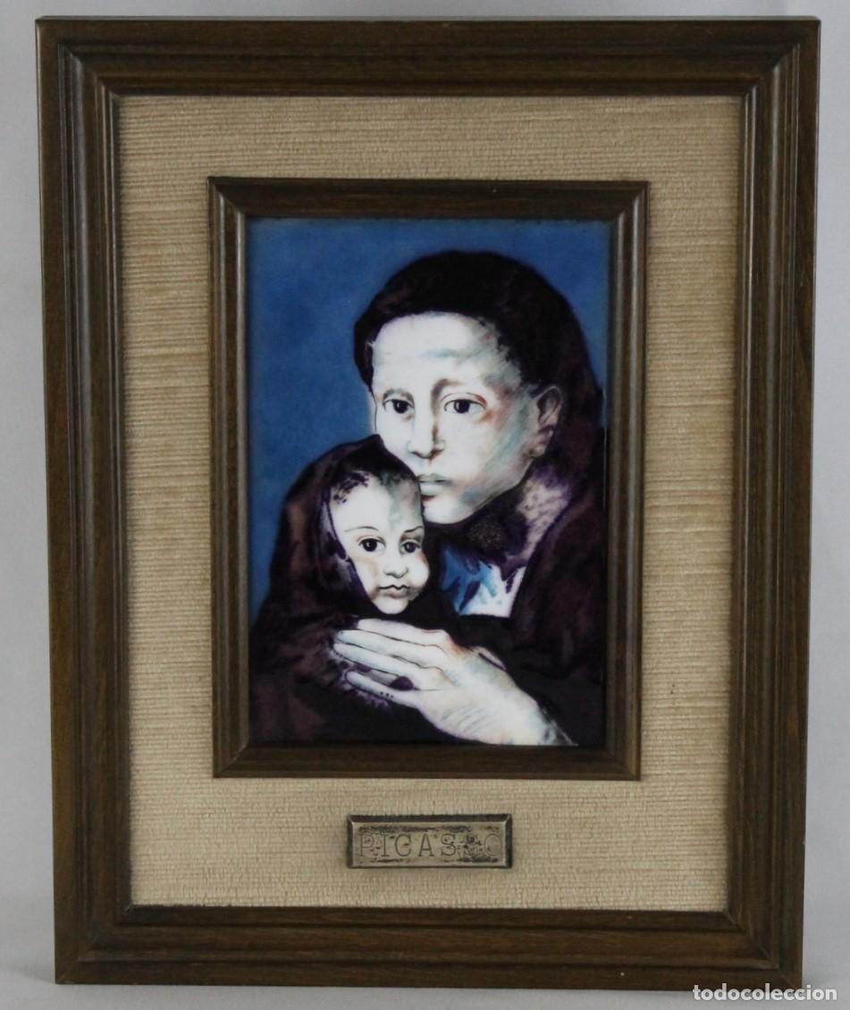 Otros objetos de arte: Esmalte Madre e hijo seg&uacute;n Pablo Picasso con marco de madera. Siglo XX