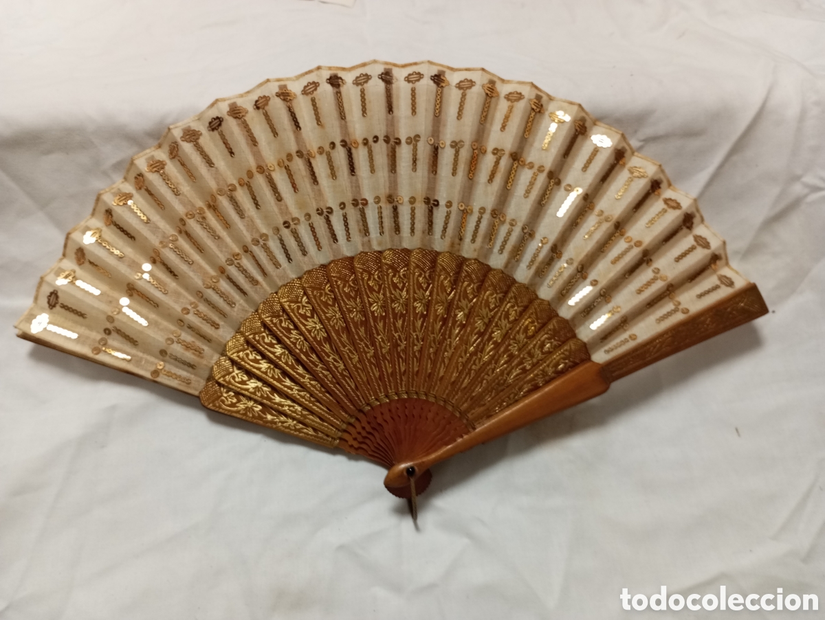 Otros objetos de arte: Abanico de madera y lentejuelas oro