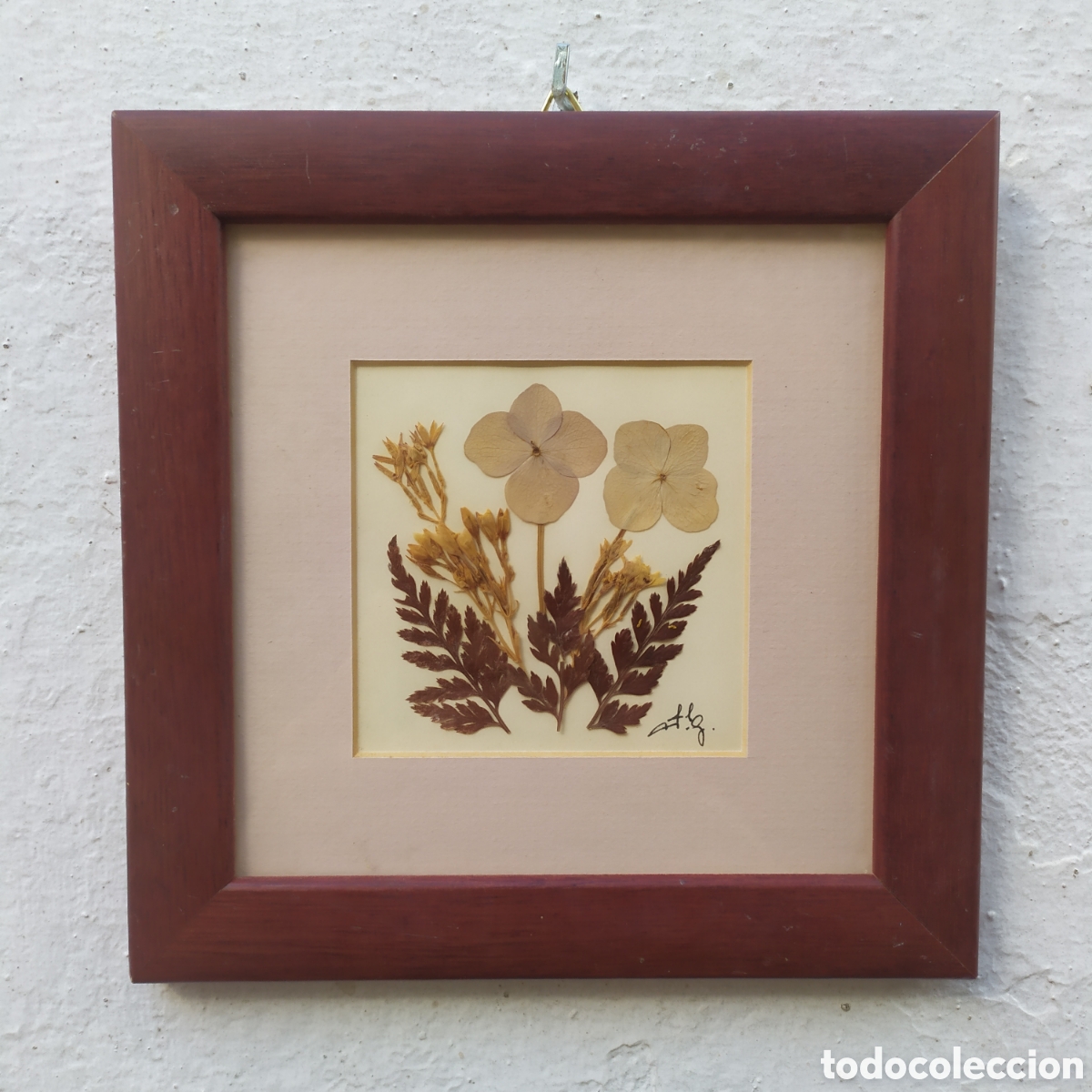 Otros objetos de arte: Bonito cuadro con Cristal de flores naturales prensadas, mide 19x19
