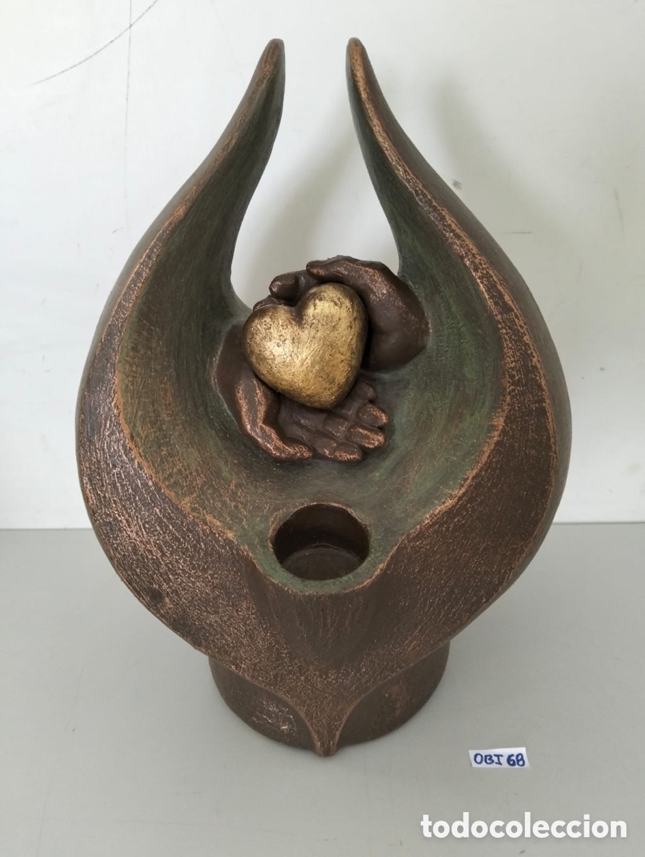 Otros objetos de arte: urna funeraria de cer&aacute;mica es el modelo &rdquo;Sentimientos&rdquo; o &rdquo;Amor Oculto&rdquo; dise&ntilde;ado por Geert Kunen.