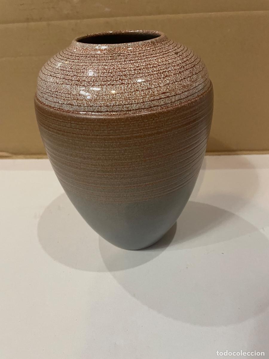 Otros objetos de arte: SERRA - ANTIGUO JARR&Oacute;N 22X17 CM. BUEN ESTADO - FIRMADO EN LA BASE -