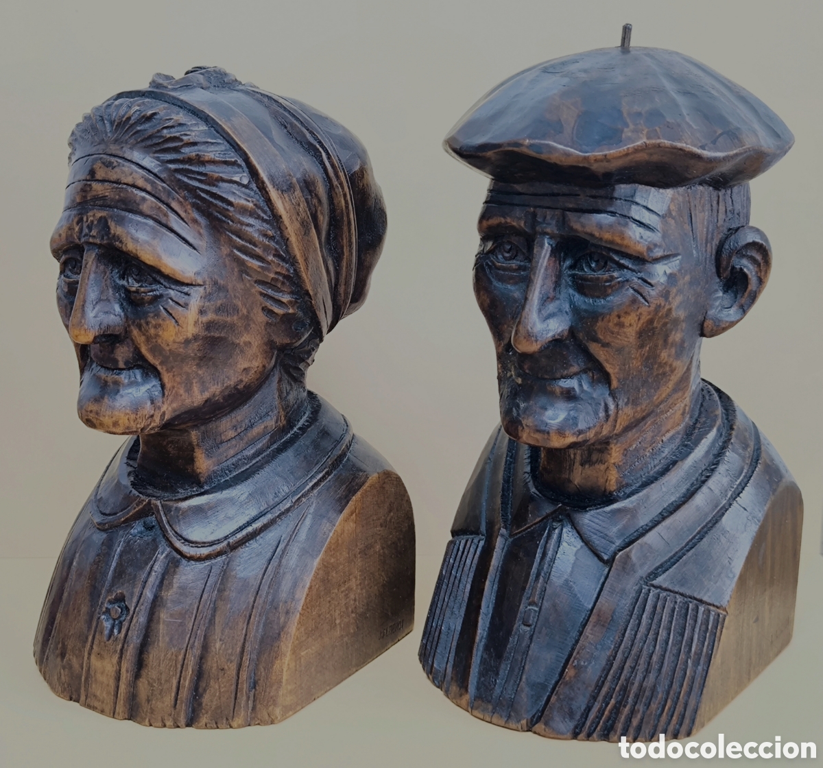 Otros objetos de arte: DOS TALLAS VASCAS DE J. ALBERDI 21 cm.