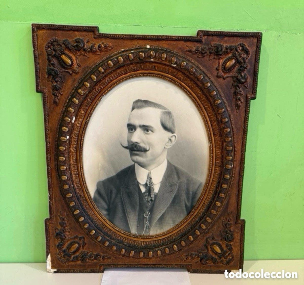 Arte: Marco isabelino en estuco dorado con fotograf&iacute;a original retrato hombre s. XIX
