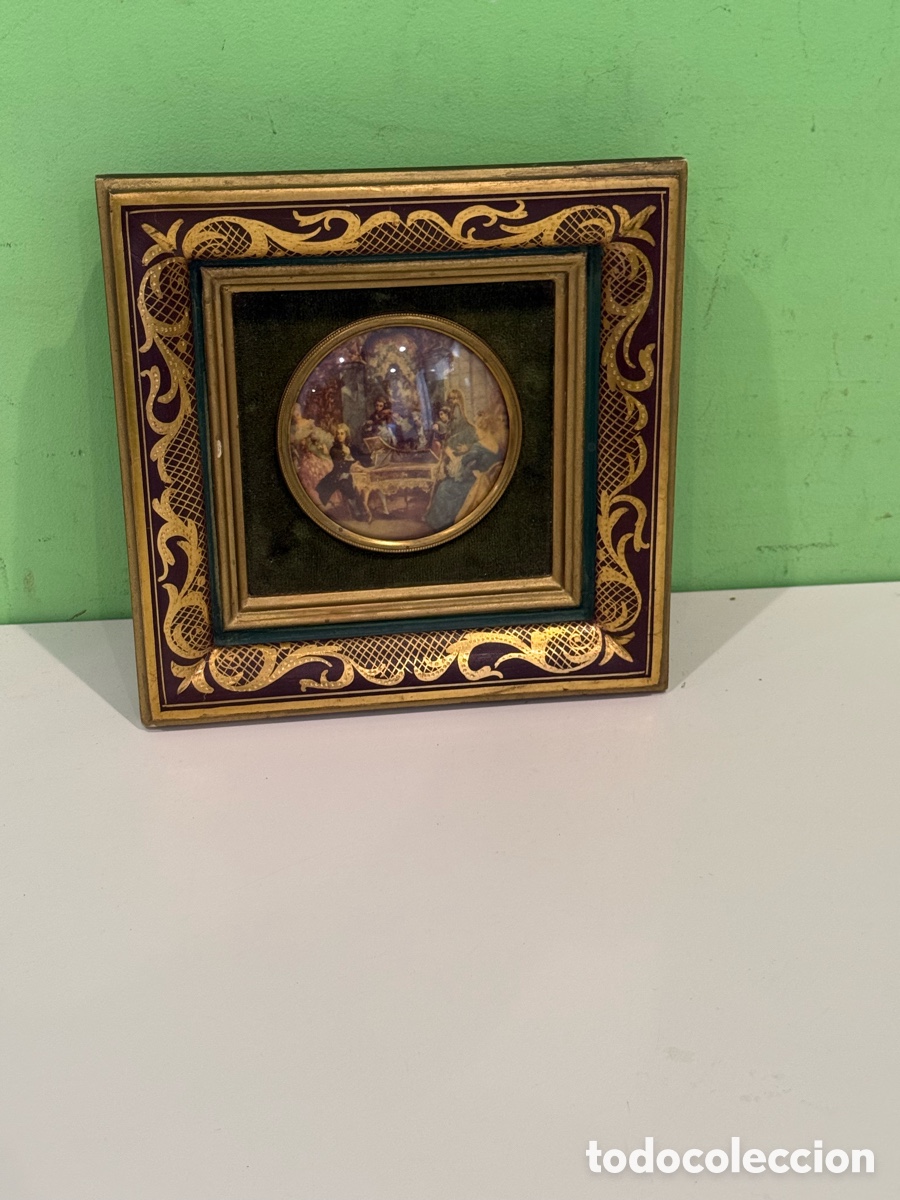 Otros objetos de arte: Cuadro antiguo con miniatura circular bajo cristal y marco decorado de estilo italiano
