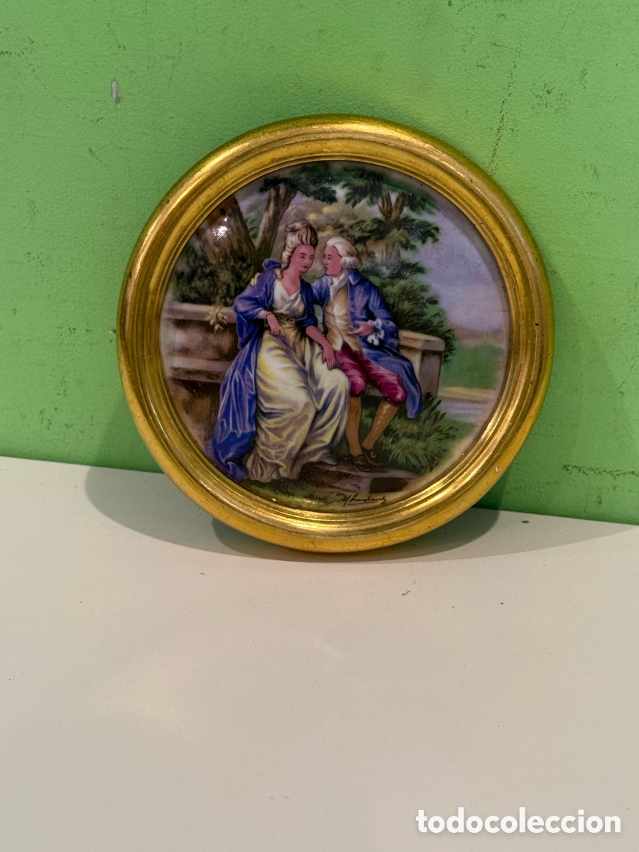 Otros objetos de arte: Miniatura antigua sobre porcelana pintada a mano firmada &ndash; Escena galante del siglo XVIII
