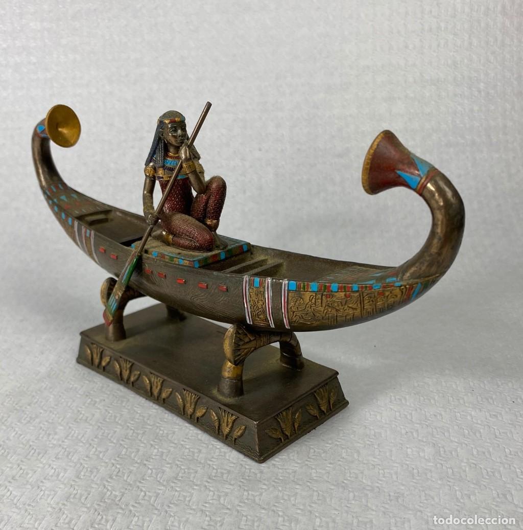 Otros objetos de arte: Reproducci&oacute;n art&iacute;stica de una barca solar egipcia con la diosa ISIS remando Antiguo Egipto 23x13cm