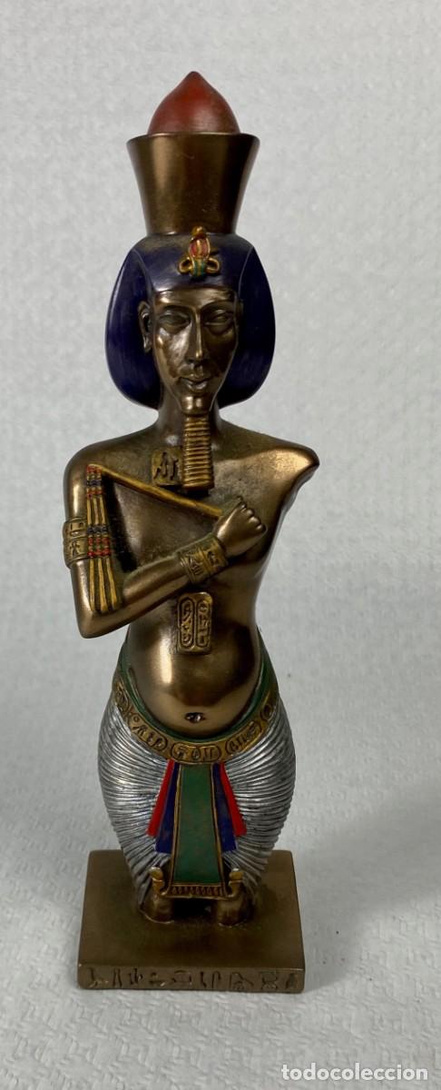Otros objetos de arte: Reproducci&oacute;n art&iacute;stica del Fara&oacute;n Akenat&oacute;n con atributos Reales Antiguo Egipto 22x6cm