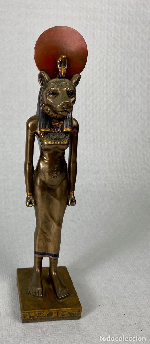 Otros objetos de arte: Reproducci&oacute;n art&iacute;stica de Sekhmet poderosa diosa leona Antiguo Egipto 24x5cm