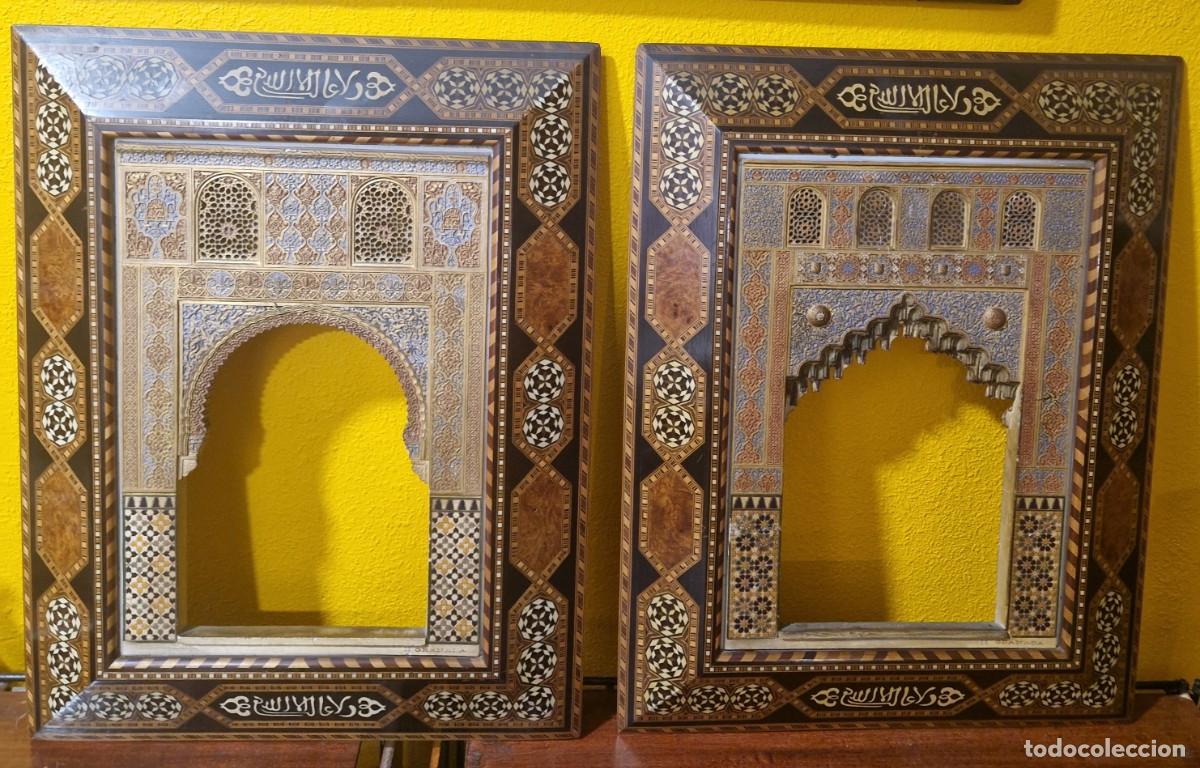 Otros objetos de arte: Dos marcos de reducción de puerta de la Alhambra en yeso policromado y marco en taracea.