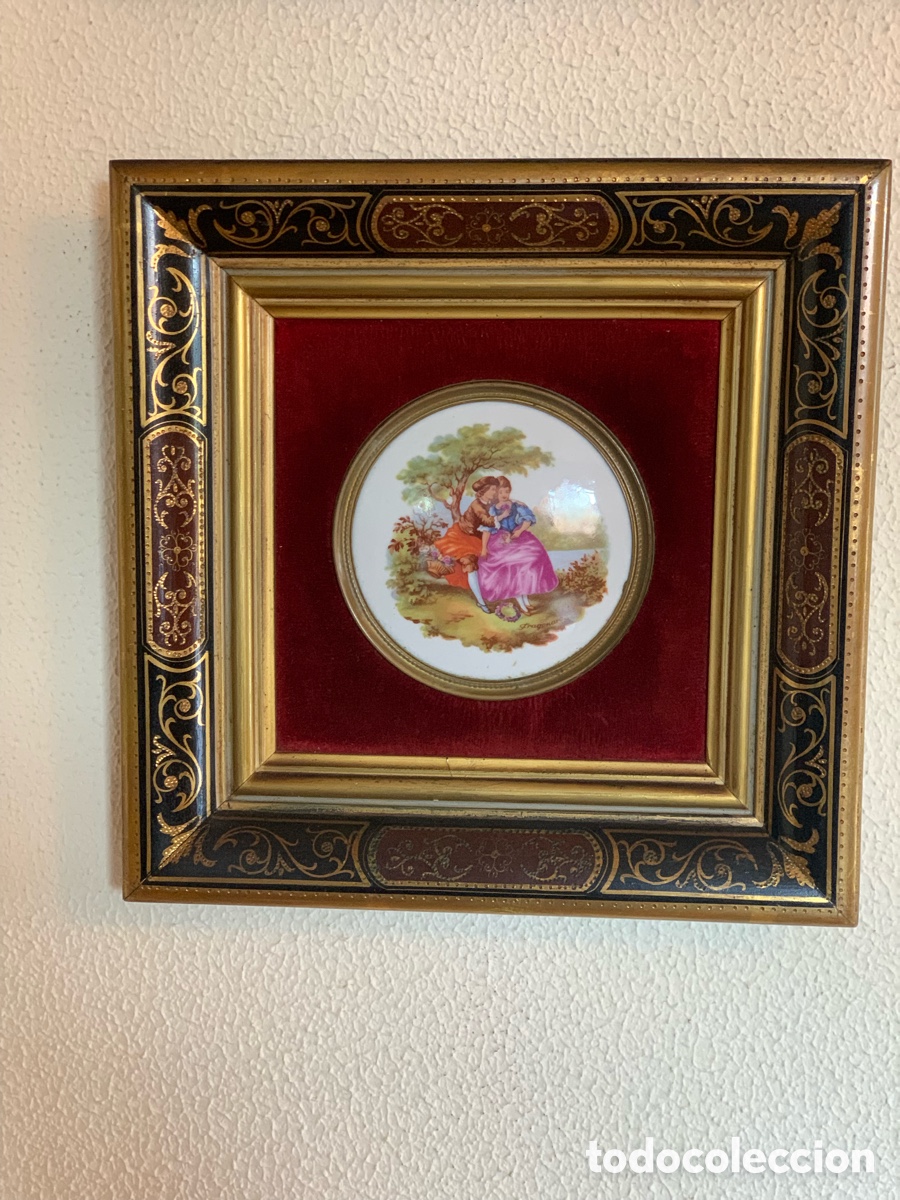 Otros objetos de arte: Cuadro Clásico con Medallón de Porcelana – Estilo Fragonard – 27x27 cm