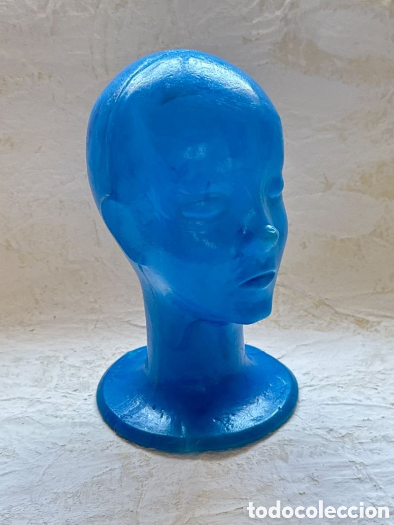 Otros objetos de arte: Cabeza expositora vintage de pl&aacute;stico/acr&iacute;lico azul transl&uacute;cido