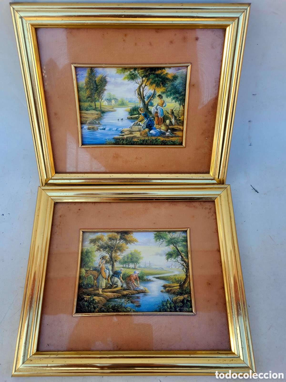 Otros objetos de arte: Dos peque&ntilde;os cuadros decorativos que representan escenas pastoriles de mujeres lavando ropa