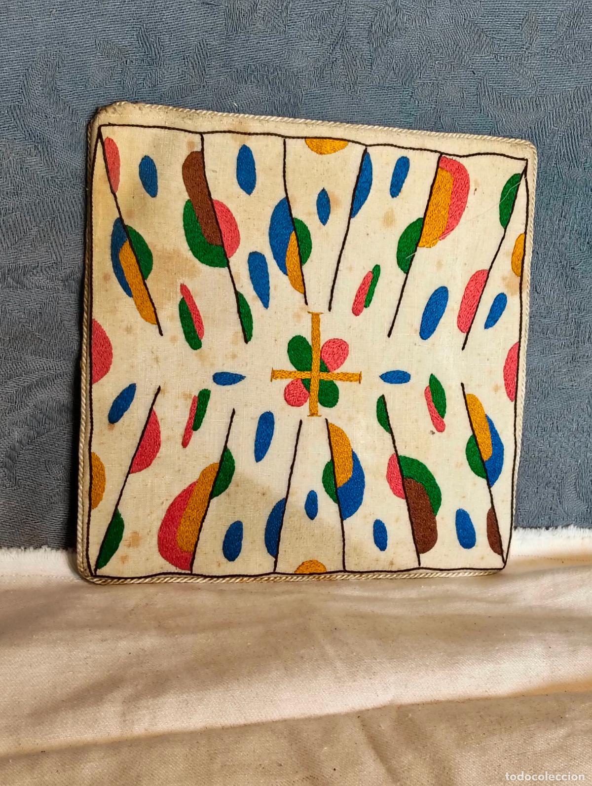 Otros objetos de arte: Palia antigua para c&aacute;liz de tela pintada a mano cuadrado cruz amarilla y de colores a&ntilde;os 50