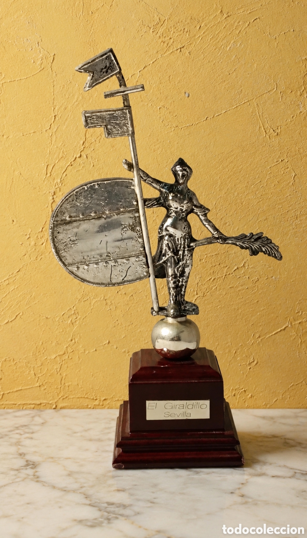 Otros objetos de arte: Giraldillo de Sevilla con ba&ntilde;o de plata de 1.&ordf; ley &ndash; Peana de madera