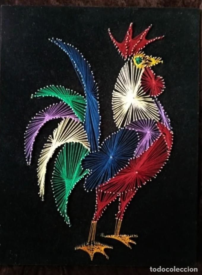 Art: HILORAMA (STRING): ARTE POPULAR / * GALLO * realizado con HILOS de colores. Sobre TABLA. PIEZA &Uacute;NICA