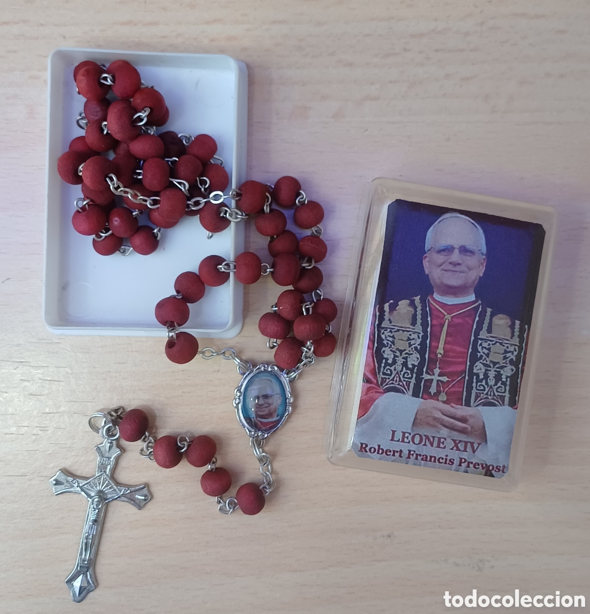 Otros objetos de arte: ROSARIO DE PETALOS DE ROSA DEL PAPA LEON XIV