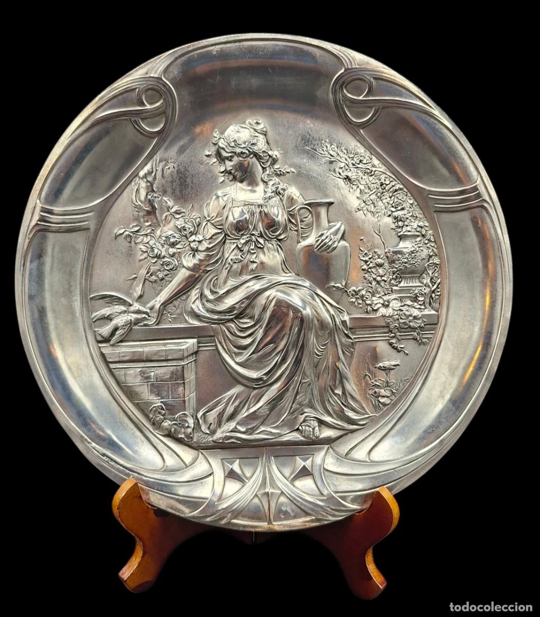 Otros objetos de arte: BANDEJA O PLATO PARA COLGAR ART NOUVEAU CON BELLA ESCENA CLASICA