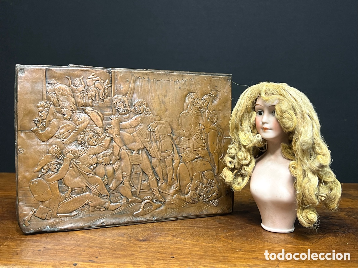 Otros objetos de arte: Escena militar er&oacute;tica, repujada, S.XIX - Foto 1