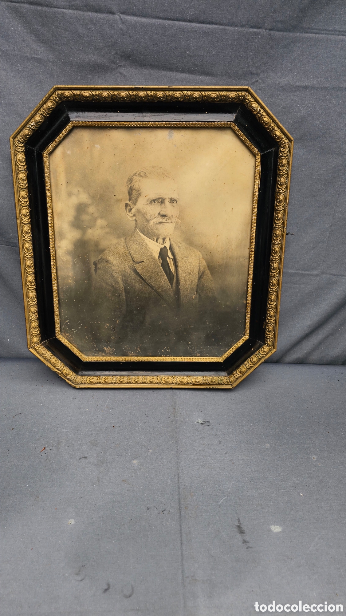 Otros objetos de arte: Antiguo retrato con marco de madera