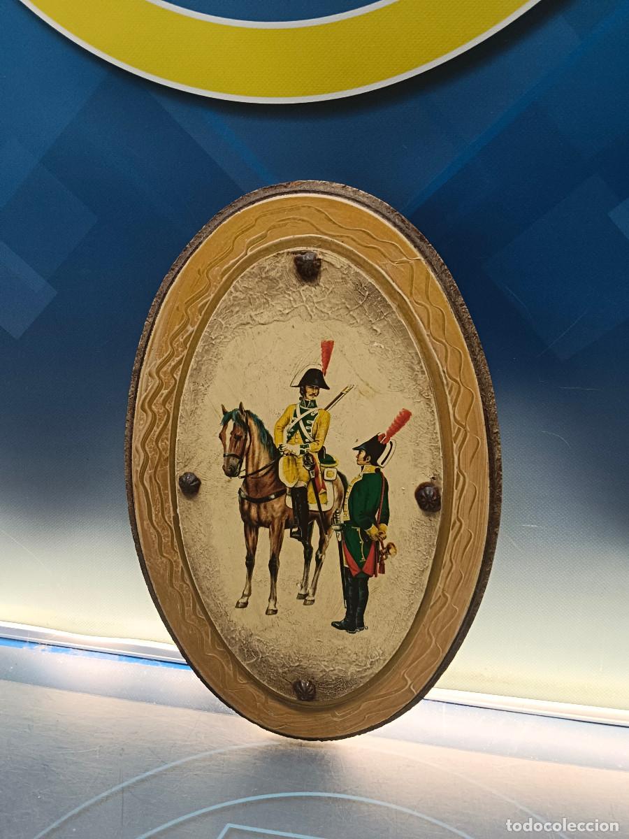 Otros objetos de arte: Marco de madera ovalado, dragones del regimiento caballer&iacute;a espa&ntilde;ola 42x28 cm