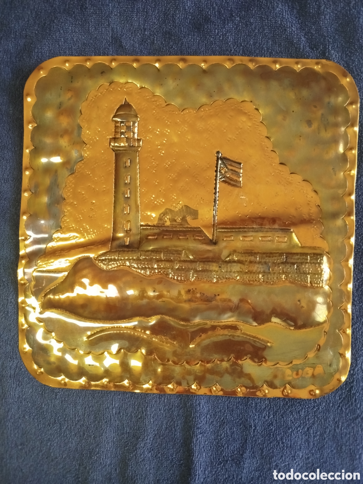 Otros objetos de arte: Placa decorativa para colgar, de cobre, faro del castillo del Morro (Cuba).